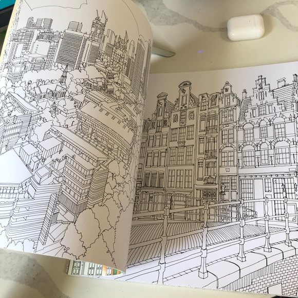 Colouring books (2 books) - Picture 5 of 8